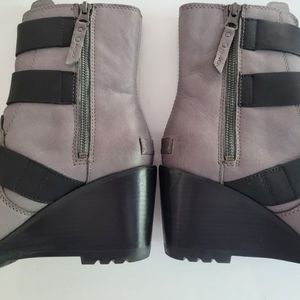 Sorel "After Hours" Wedge Gray Leather Black Buckles Moto Boot Bootie - Size 7.5